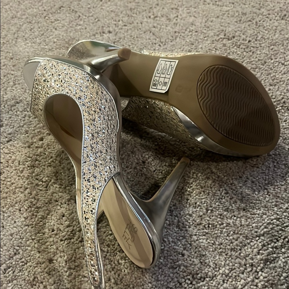 Elegant Silver Peep-Toe Heels - Picture 4 of 4